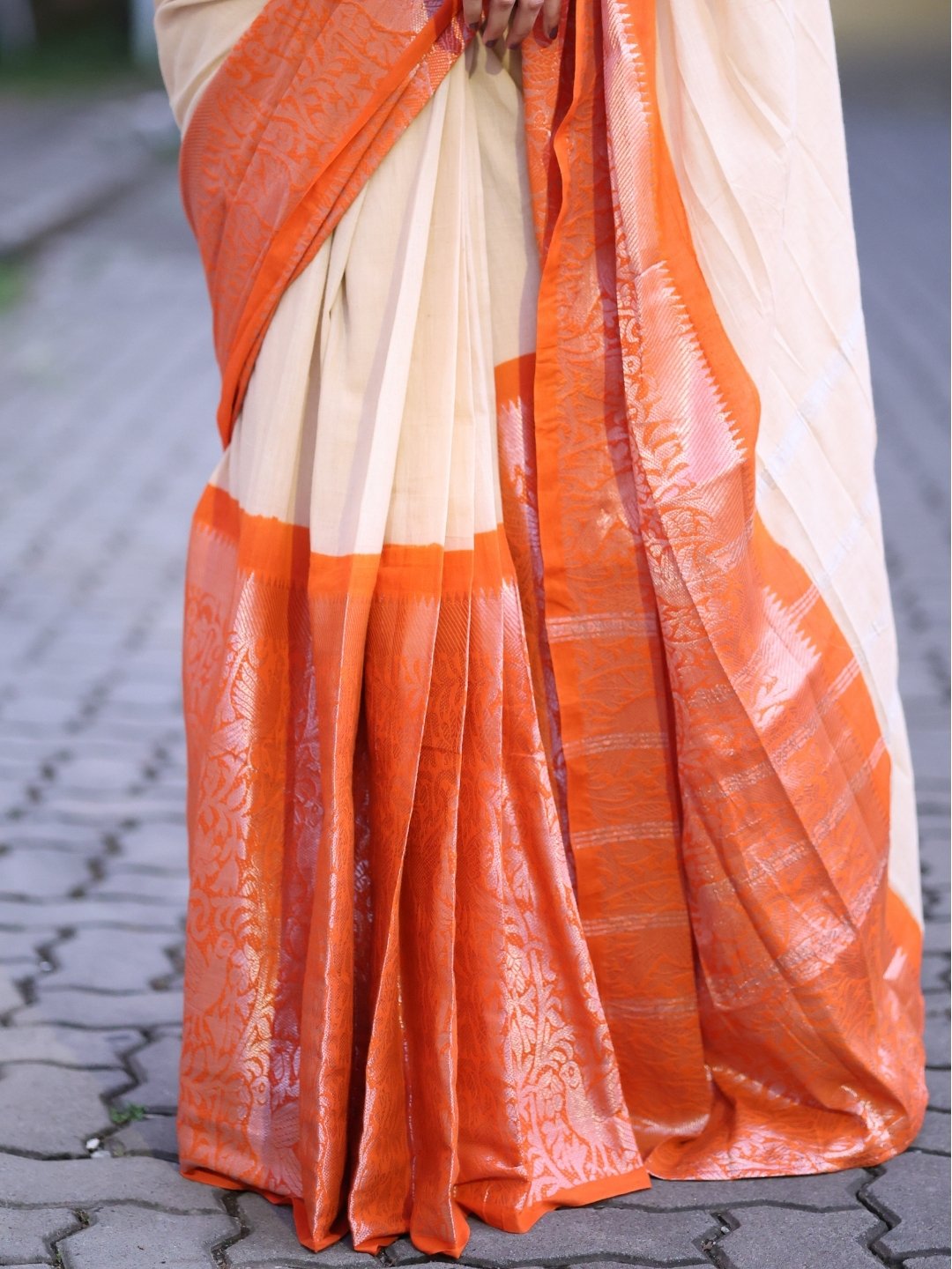 Madurai Sungudi Cotton Saree – Ivory with Orange Double Side Silver Zari Border | OV21