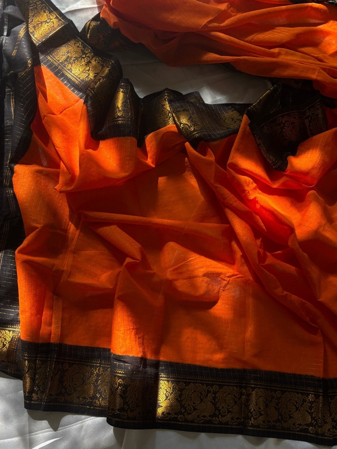 OV22 Madurai Sungudi Cotton Saree – Orange & Black Double Side Gold Zari Border